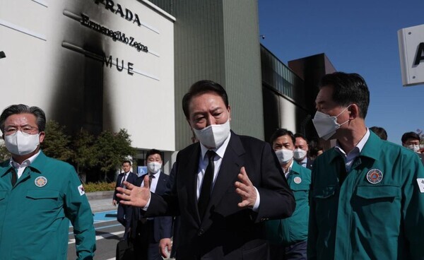 윤석열 대통령이 27일 대전 현대프리미엄아울렛 화재 현장을 찾아 피해 상황을 청취하고 있다.  / 제20대 대통령실 제공