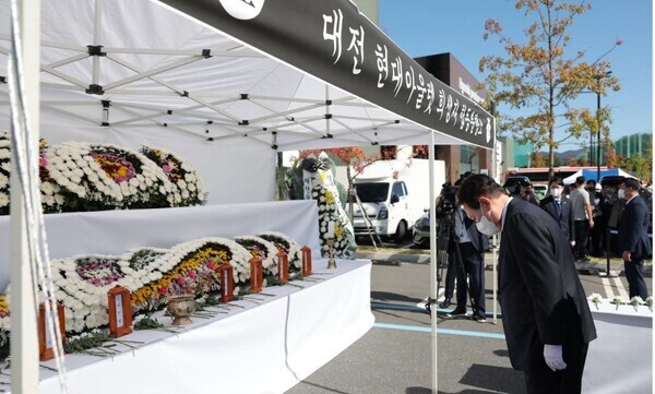 윤석열 대통령이 27일 대전 현대프리미엄아울렛 화재 현장을 찾아 희생자 합동분향소에서 참배하고 있다. / 제20대 대통령실 제공