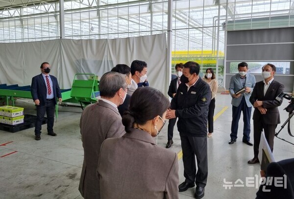 메르코수르(MERCOSUR : 남미공동시장) 회원국 대표 파라과이의 구아리아 주정부 국제관리부 이동호 장관이 28일 오전 10시 30분 태안군 원북면에 위치한 Culti Farm을 방문한 가운데 가세로 태안군수로부터 꽃다발을 받고 있다. / 뉴스티앤티