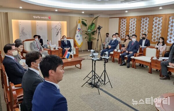 파라과이 구아리아 주정부 국제관리부 이동호 장관 일행이 28일 충남도청을 방문한 가운데 외부인사 접견실에서 이필형 행정부지사를 비롯한 충남도 관계자들과 환담을 나누고 있다. / 뉴스티앤티