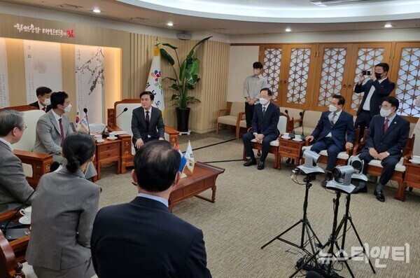 파라과이 구아리아 주정부 국제관리부 이동호 장관 일행이 김태흠 충남도지사와 환담을 나누고 있다. / 뉴스티앤티