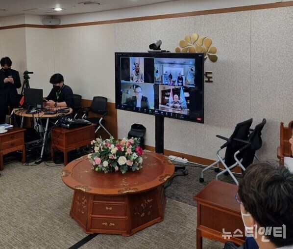 파라과이 구아리아 주정부 국제관리부 이동호 장관 일행이 28일 충남도청을 방문한 가운데 파라과이 현지 관계자들과 화상회의를 진행하고 있다. / 뉴스티앤티