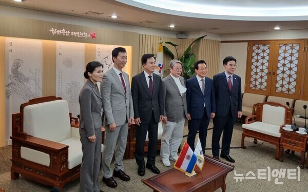 파라과이 구아리아 주정부 국제관리부 이동호 장관 일행이 김태흠 충남도지사와 환담을 나눈 후 기념촬영을 하고 있다.(사진=사진 왼쪽부터 (사)슬기로운 여성행동 윤경숙 대표, 파라과이 구아리아 주정부 국제관리부 이동호 장관, 김태흠 충남지사, 한국사회연구소 서성동 회장, 백성현 논산시장, 이응우 계룡시장 / 뉴스티앤티)