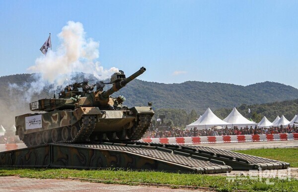 충남도가 코로나19로부터 안전한 계룡세계군문화엑스포를 위해 행사 기간 내내 특별방역대책을 추진한다.(사진=2019년 계룡군문화축제 전투 및 기동시범 모습)