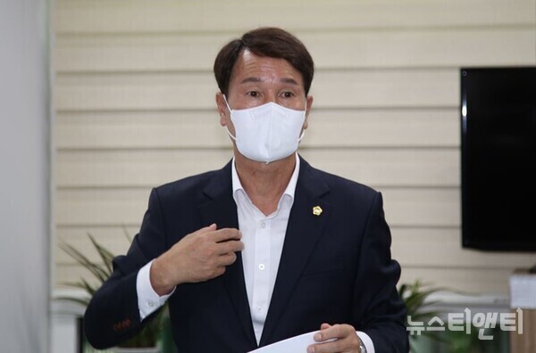 이상래 대전시의장이 28일 시의회 기자실에서 간담회를 열고 해외출장과 관련한 입장을 밝히고 있다. / 뉴스티앤티