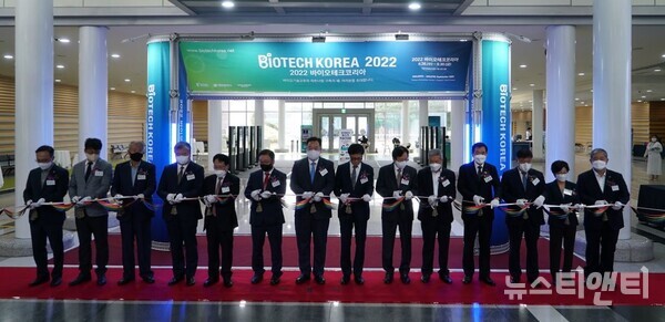 중부권 최대 바이오 기술교류의 장인 ‘2022 바이오테크코리아’가 28일 대전컨벤션센터에서 개막됐다.(사진=개막식 테이프 커팅식)