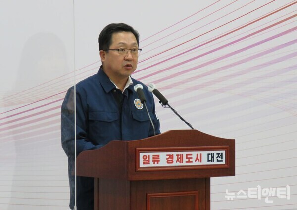 이장우 대전시장은 28일 시청에서 긴급 브리핑을 열고 현대아울렛 화재 참사와 관련, 피해자 지원과 사고재발 방지책을 약속했다. / 뉴스티앤티