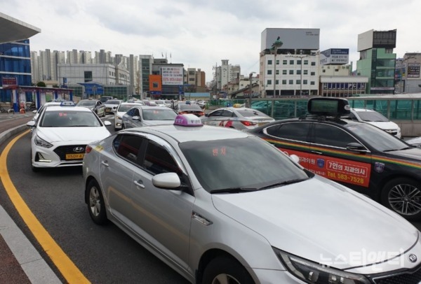 대전시가 심야 시간 택시 부족에 따른 시민의 승차난 해소를 위해 인센티브를 도입한다. (사진=대전역 앞에서 대기중인 택시들 / 뉴스티앤티 DB)