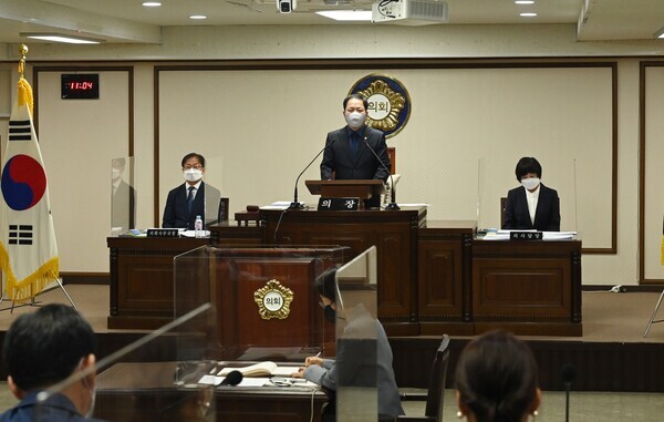 대전 중구의회는 30일 제244회 제1차 정례회 제3차 본회의를 끝으로 17일간의 회기 일정을 모두 마무리한 가운데, 윤양수 의장이 폐회사를 하고 있다. / 대전 중구의회 제공