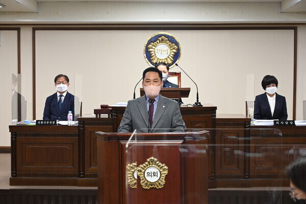 대전 중구의회는 30일 제244회 제1차 정례회 제3차 본회의를 끝으로 17일간의 회기 일정을 모두 마무리한 가운데, 제244회 제1차 정례회 제3차 본회의 안건 상정에 앞서 국민의힘 안형진 의원이 '의회의 실질적인 의정활동 보장을 위한 집행부 적극 행정 및 협치 제안'을 주제로 5분 발언을 진행하고 있다. / 대전 중구의회 제공