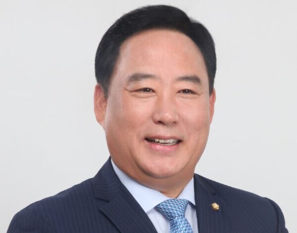 더불어민주당 어기구 의원이 농진청으로부터 제출받은 자료에 따르면, 지난 2017년 44.73%이던 농진청의 비공무원 비중은 2022년 8월 기준으로 61.72%까지 늘었지만, 연구에 참여한 비공무원에 대한 연구수당이나 위험수당은 전혀 지급되지 않았으며, 성과상여금 등 처우 부분에서 공무원과 비공무원 간 차이가 상당한 것으로 나타났다. / 뉴스티앤티 DB