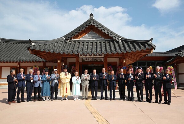 국내 최초 유교문화 전문기관으로 유교문화 및 국학 진흥을 통해 대한민국 역사문화 정체성을 확립하고, 케이(K)-유교문화 세계화에 앞장서게 될 한국유교문화진흥원이 문을 열고 본격 운영에 들어간 가운데, 행사 직후 기념촬영을 하고 있다. / 충남도청 제공