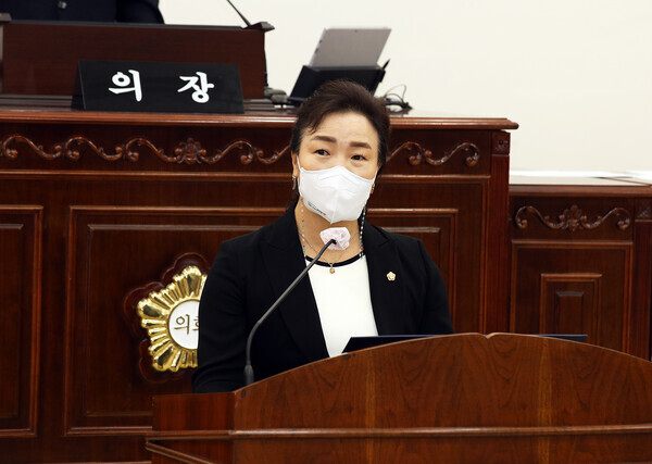 유성구의회는 지난 9월 30일 제258회 정례회 제2차 본회의에서 국민의힘 윤정희(재선) 의원(행정자치위원장)이 대표 발의한 '대전 장대교차로 입체방식으로 변경 촉구 건의안'을 채택한 가운데, 윤정희 의원이 제안 설명을 하고 있다. / 유성구의회 제공