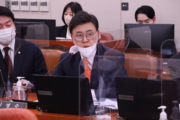 국민의힘 이명수 의원은 4일 국회 외교통일위원회 외교부 국정감사에서 새 정부 외교의 지평 및 지향점은 자유·평화·번영에 기여하고 글로벌 중추국가로 거듭나기 위한 방향으로 가야 한다고 강조했다. / 이명수 의원 제공