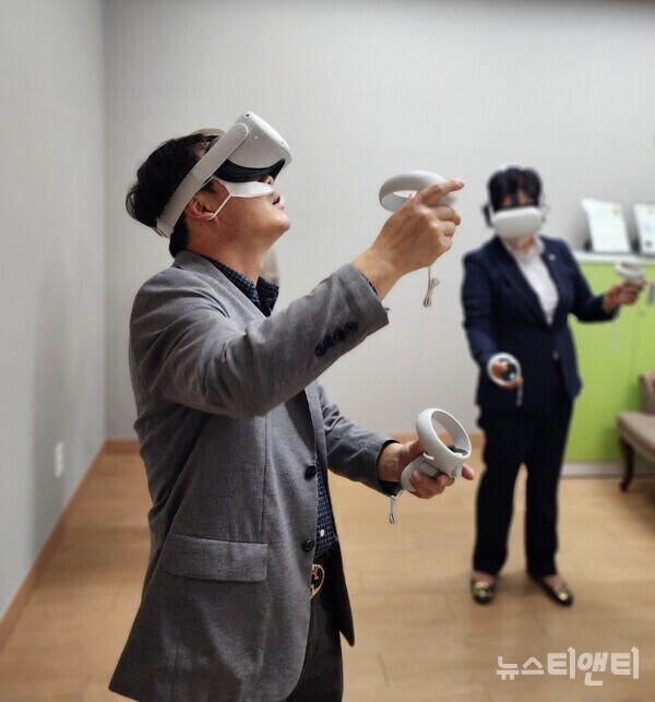 4일 대전시의회 교육위원회 소속 위원들이 에듀힐링센터를 방문한 가운데 메타버스 플랫폼을 활용한 디지털 상담 시스템 메타버스 HMD(Head Mounted Display)를 체험하고 있다. / 대전시교육청 제공