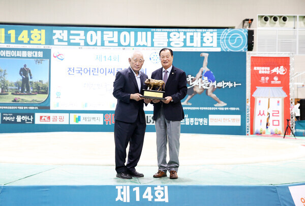 송봉식 유성구의회 의장은 최근 유성종합스포츠센터에서 열린 '제14회 전국어린이씨름왕대회'에서 대한씨름협회로부터 감사패를 수상하고 있다(사진 왼쪽부터 황경수 대한씨름협회장, 송봉식 유성구의회 의장). / 송봉식 의장 제공