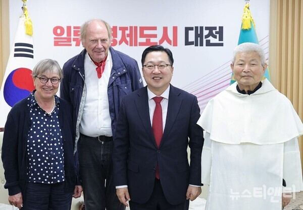이장우 대전시장이 5일 대전시청에서 세계적인 스테인드글라스 대가 김인중 신부와 제작자인 독일 WILHEIM PETERS(빌헬름 페터스) 내외를 접견한 후 기념촬영을 하고 있다. (사진=왼쪽부터 독일 WILHEIM PETERS(빌헬름 페터스) 내외, 이장우 대전시장, 김인중 신부 / 대전시 제공)