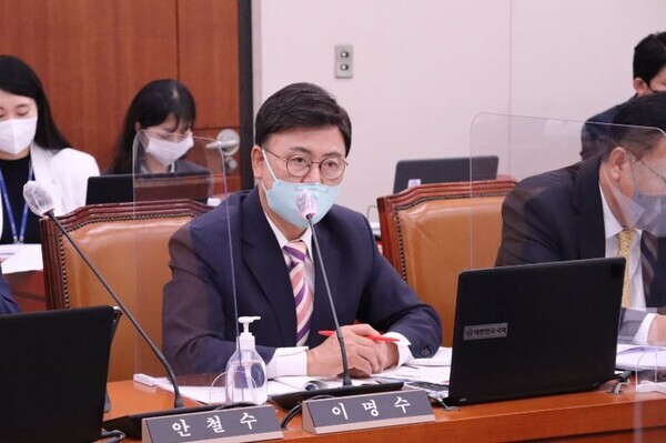 국민의힘 이명수 의원이 7일 국회 외교통일위원회 통일부 대상 국정감사에서 청소년의 통일 불필요에 대한 인식이 증가하고 있어 통일 교육의 개편을 통해 대책 마련을 강구해야 한다고 지적하고 있다. / 이명수 의원 제공