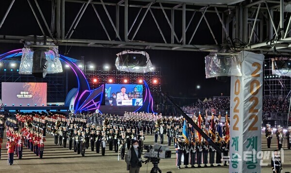 2022 계룡세계군문화엑스포 개막식이 7일 오후 6시 계룡대 활주로에서 개최된 가운데, 이응우 계룡시장이 환영사를 하고 있다. / 뉴스티앤티
