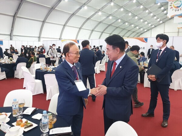 이진삼 충청향우회중앙회 총재(전 육군참모총장, 전 체육청소년부장관, 전 국회의원)가 7일 오후 5시 30분 계룡대 활주로에서 열린 2022 계룡세계군문화엑스포 개막식 사전행사로 진행된 리셉션에 참석하여 이응우 계룡시장과 인사를 나누고 있다. / ⓒ 뉴스티앤티