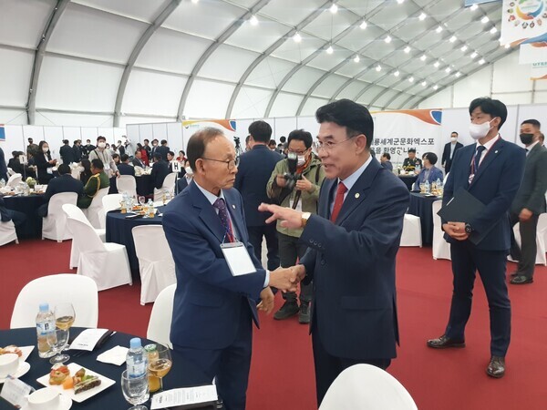 2022 계룡세계군문화엑스포 개막식 사전행사로 진행된 리셉션에 참석하여 이응우 계룡시장과 인사를 나누며 준비상황을 듣고 있는 이진삼 충청향우회중앙회 총재(전 육군참모총장, 전 체육청소년부장관, 전 국회의원) / ⓒ 뉴스티앤티