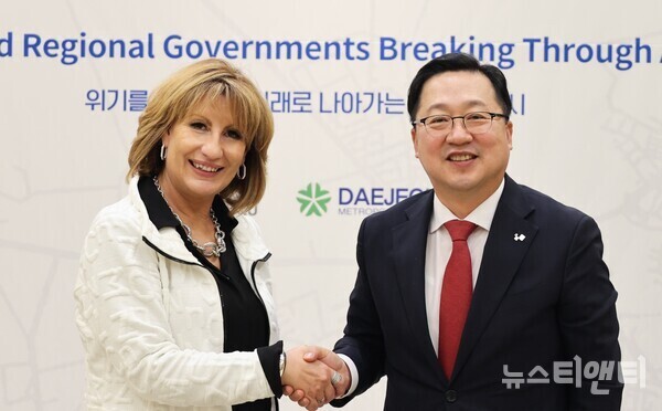 이장우 대전시장은 10일 오전 대전컨벤션센터 집무실에서 에밀리아 사이즈 세계지방정부연합회의(UCLG) 사무총장을 접견했다.(사진=왼쪽부터 에밀리아 사이즈 세계지방정부연합회의(UCLG) 사무총장, 이장우 대전시장 / 대전시 제공)