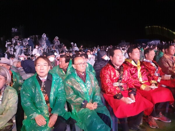 이진삼 충청향우회중앙회 총재(전 육군참모총장, 전 체육청소년부장관, 전 국회의원)은 10일 오후 7시부터 공주 금강신관공원에서 진행한 '제68회 백제문화제' 폐막식에 참석했다(사진 왼쪽부터 정운찬 전 국무총리, 이진삼 충청향우회중앙회 총재, 조길연 충남도의회 의장). / ⓒ 뉴스티앤티