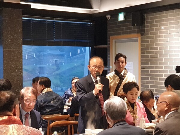 이진삼 총재가 '제68회 백제문화제' 폐막식 공식 행사 전 '알밤에반한한우'에서 열린 리셉션에 참석하여 축사를 진행하고 있다. / ⓒ 뉴스티앤티