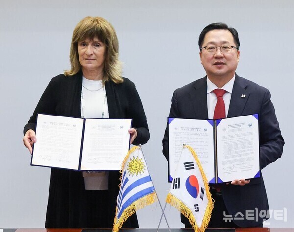 왼쪽부터 우루과이 올가 오테귀(Olga Otegui) 몬테비데오시 행정실장, 이장우 대전시장 / 대전시 제공
