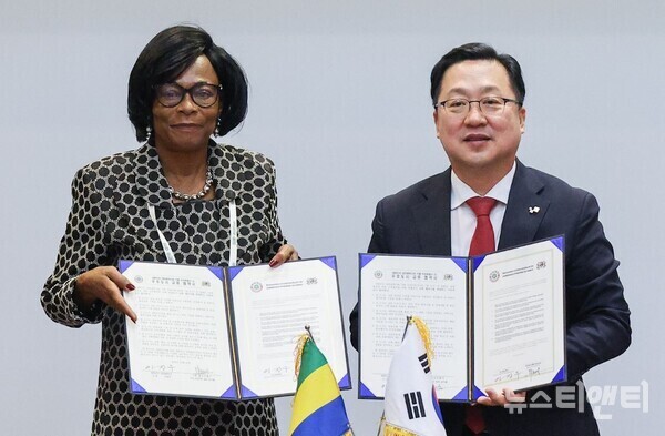 왼쪽부터 가봉 크리스틴 엠비에이 듀튬(Christine MBA NDUTUME) 리브르빌 시장, 이장우 대전시장 / 대전시 제공