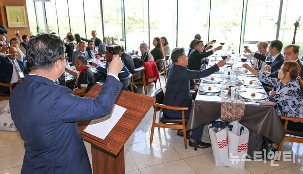 이장우 대전시장은 11일 2022년 대전 세계지방정부연합 총회에 참가한 자매·우호도시 관계자들을 초청해 리셉션(환영 오찬)을 개최하고 대전시 방문을 환영했다. / 대전시 제공