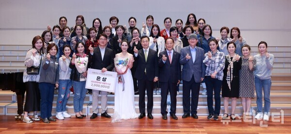 대전  유성구합창단이 지난 8일 대전시 카이스트 대강당에서 열린 제24회 대통령상 전국합창경연대회에서 은상을 수상했다. / 대전 유성구 제공