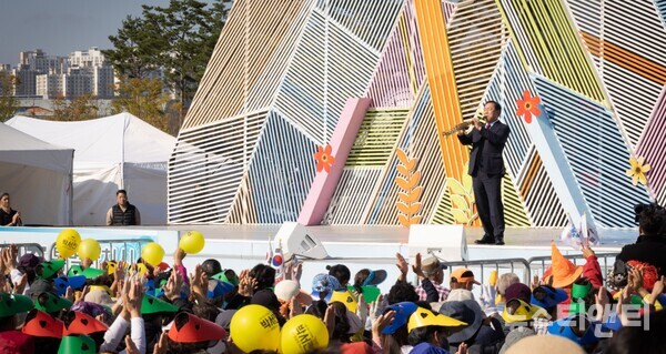 최민호 세종시장이 11일 세종중앙공원에서 열린 ‘KBS 전국노래자랑’이 공개녹화 현장에서 색소폰 연주를 선보이고 있다. / 세종시 제공