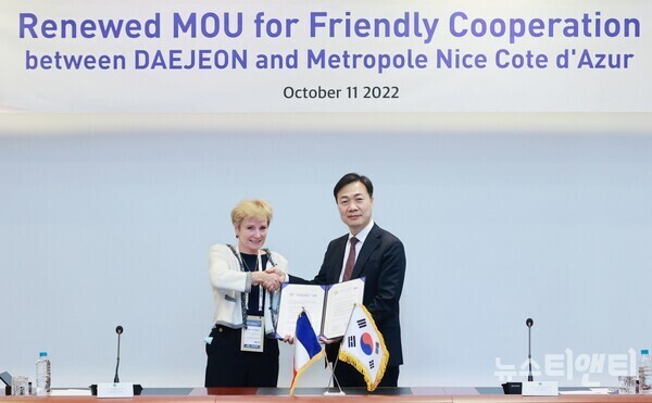 대전시 이택구 행정부시장(오른쪽)과 프랑스 니스 코트다쥐르 메트로폴 크리스티앙 아미엘(Christiane AMIEL) 국제관계 부시장(왼쪽)이 11일 우호도시 협약을 갱신하고 기념촬영을 하고 있다. / 대전시 제공