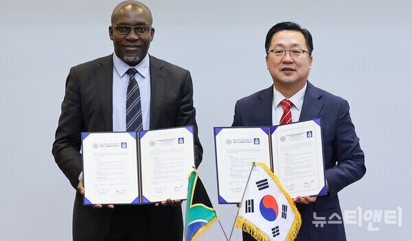 이장우 대전시장(오른쪽)과 남아프리카공화국 더반의 쏠리시 카운다Cllr Mxolisi Kaunda) 시장(왼쪽)이 11일 자매도시 협약을 갱신하고 기념촬영을 하고 있다. / 대전시 제공