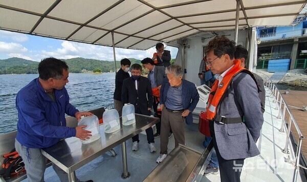 점검단이 대청호 상수원을 채수하여 조류상태를 확인하고 있다. / 대전시 제공