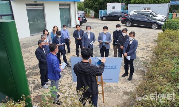 대전시 상수도사업본부가 지난 11일 대청호 수질 상태 점검에 나선 가운데 수질관리소에서 설명을 듣고 있다. / 대전시 제공