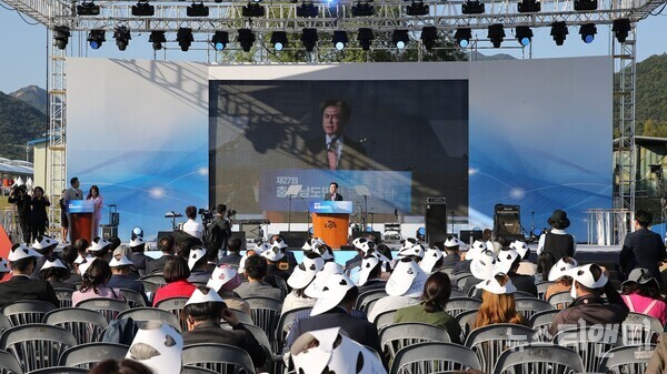 김태흠 충남지사가 12일 계룡세계군문화엑스포 상설무대에서 열린 ‘제27회 충남도민의 날 기념식’에서 기념사를 하고 있다. / 충남도 제공