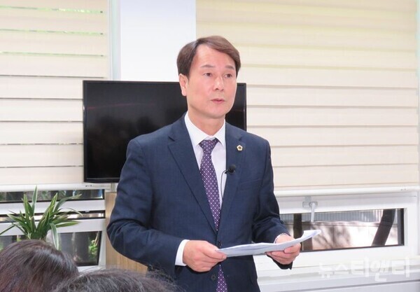 이상래 대전시의장이 13일 시의회 기자실에서 취임 100일 기자회견을 하고 있다. / 뉴스티앤티