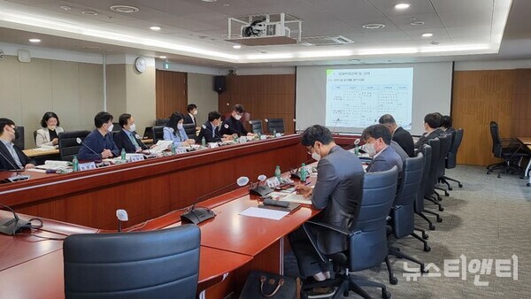 충남도는 13일 도청 중회의실에서 ‘민선 8기 충남산업경제발전전략 수립 연구단 제1차 회의’를 개최했다. 