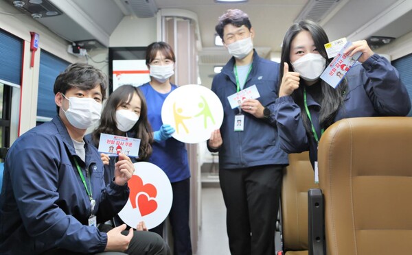 대전교통공사 직원들이 14일 차량기지에서 '사량의 헌혈 행사'에 참여하며 기념촬영을 하고 있다.  / 대전교통공사 제공