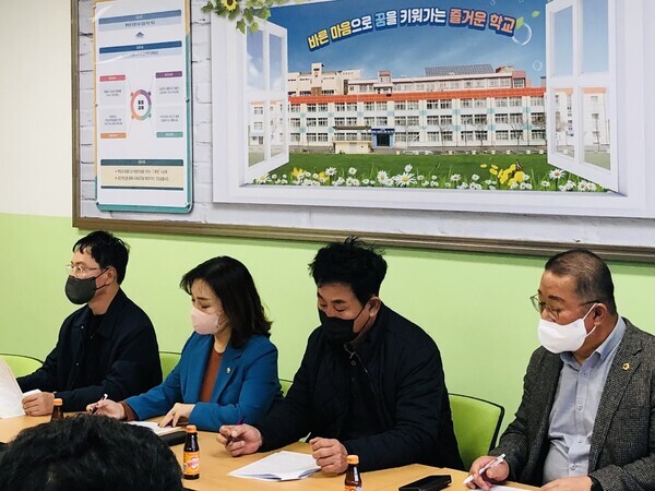 대전시의회 교육위원회는 지난 18일 제268회 제2차 정례회에 앞서 현지 의정 활동에 나선 가운데, 충남 최초 및 최대 규모의 모듈러 교실을 설치하여 사용 중인 당진중학교를 방문했다. 사진 왼쪽에서 세 번째 이효성 의원 / 이효성 의원 제공