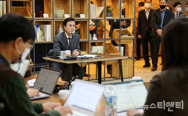 김태흠 충남도지사가 는 22일 6박 8일 일정으로 유럽 4개국 출장길에 오른다. (사진=김태흠 지사가 19일 기자간담회를 하고 있다. / 충남도 제공)