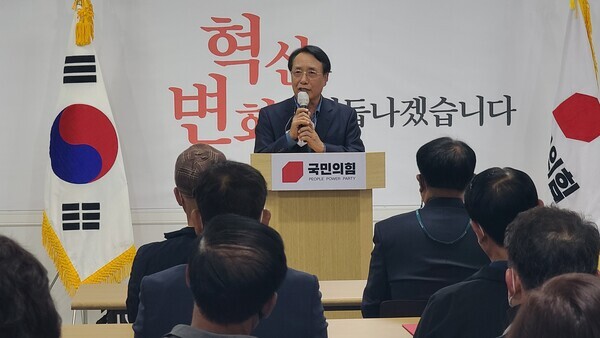 국민의힘 대전시당은 20일 시당에서 정치통합특별위원회 임명장 수여한 가운데, 한현택 정치통합특별위원회 위원장이 22대 총선 승리에 대한 의지를 다지고 있다. / 국민의힘 대전시당 제공