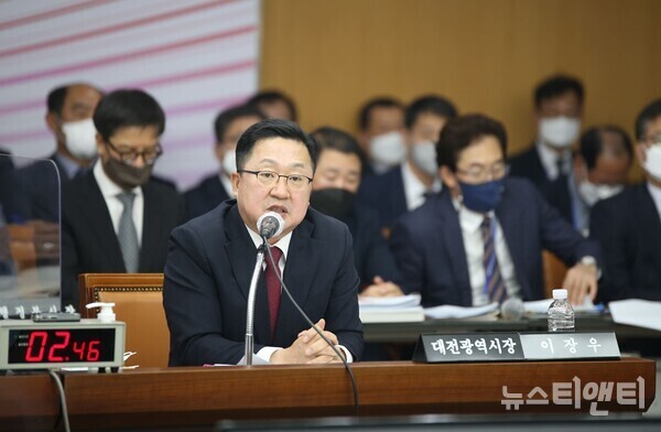 이장우 대전시장이 20일 대전시 국정감사에서 국회의원의 질의에 답변하고 있다.