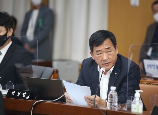 국민의힘 박성민 의원이 20일 열린 대전시 국정감사에서 도시철도 2호선 트램과 관련해 질의하고 있다.