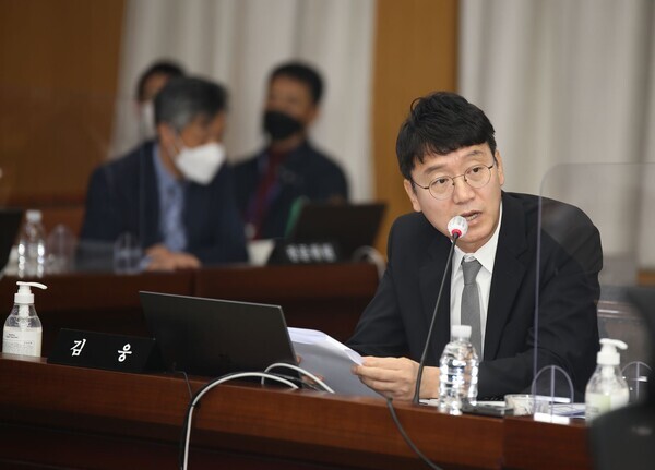 국민의힘 김웅 의원이 20일 열린 대전시 국정감사에서 지역화폐 온통대전과 관련해 질의하고 있다.