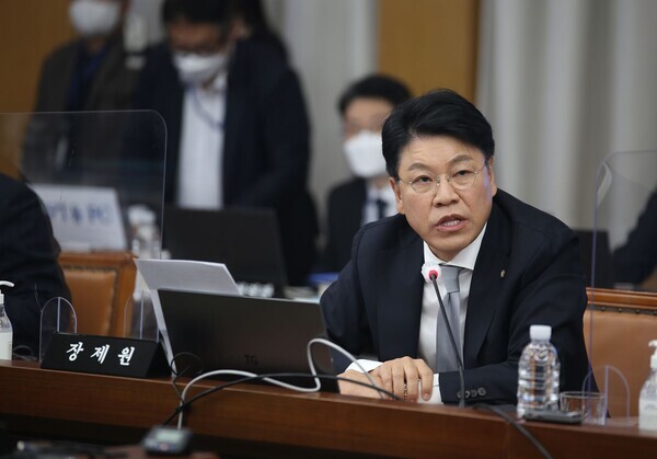 국민의힘 장제원 의원이 20일 열린 대전시 국정감사에서 주민참여예산과 관련해 질의하고 있다.