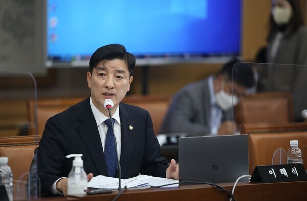 더불어민주당 이해식 의원이 20일 열린 대전시 국정감사에서 주민참여예산에 대해 질의하고 있다.