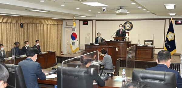 대전 중구의회는 지난 20일 제245회 임시회 제1차 본회의를 시작으로 오는 26일까지 7일간의 회기 일정에 돌입한 가운데, 윤양수 의장이 개회사를 하고 있다. / 대전 중구의회 제공